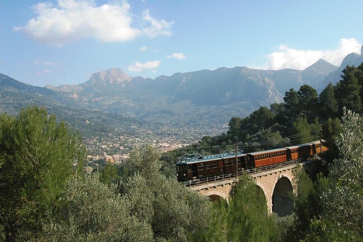 Mallorca in One Day Sightseeing Tour with Boat Ride and Vintage Train in Mallorca
