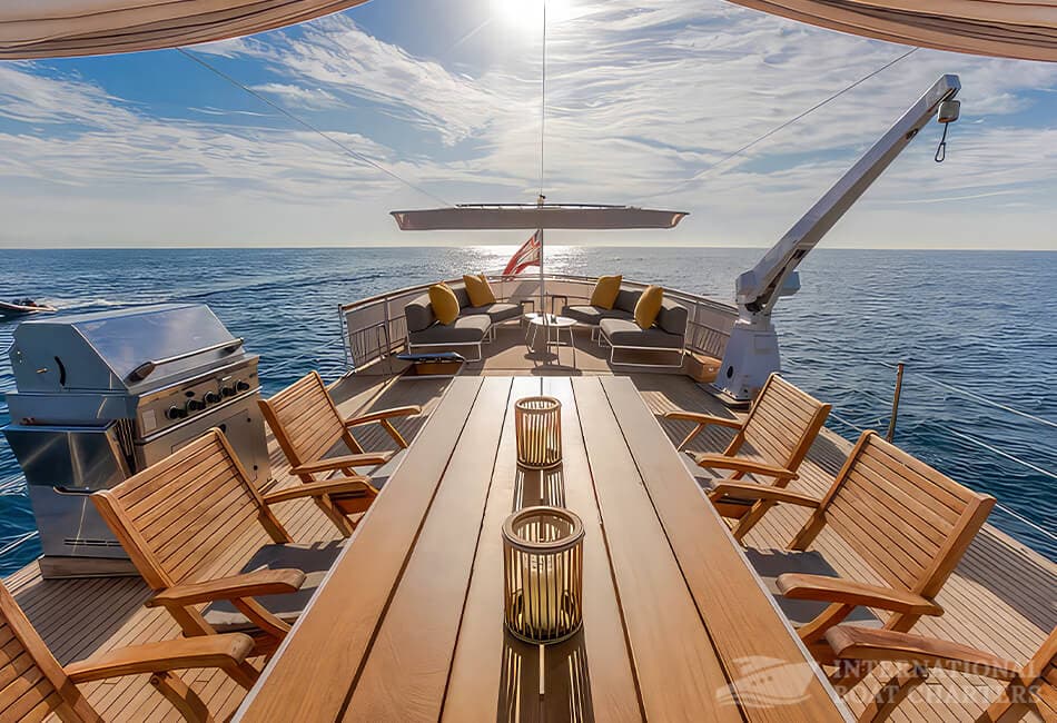 73.8ft/22.5m Berwick Fairmile 73 Classic Flybridge Boat photo highlight 7