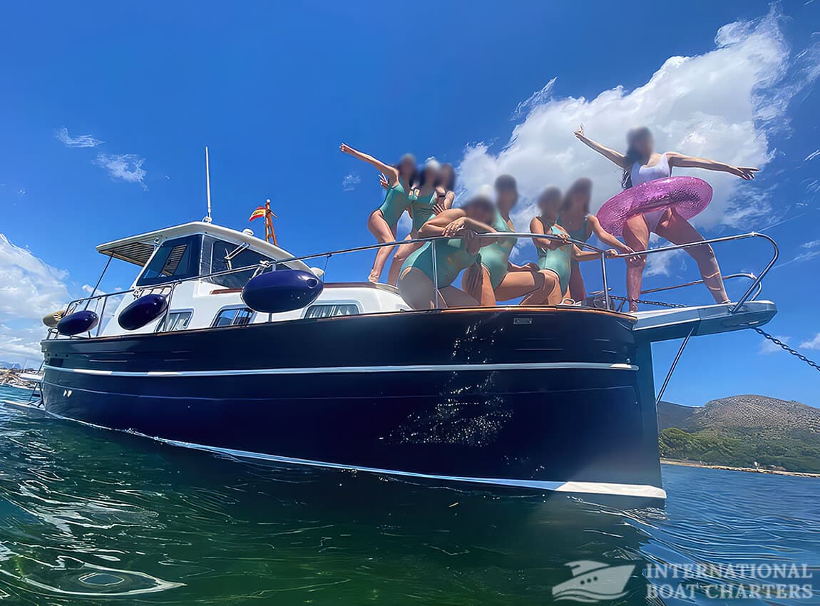 26-Foot Majoni Motorboat available for charter