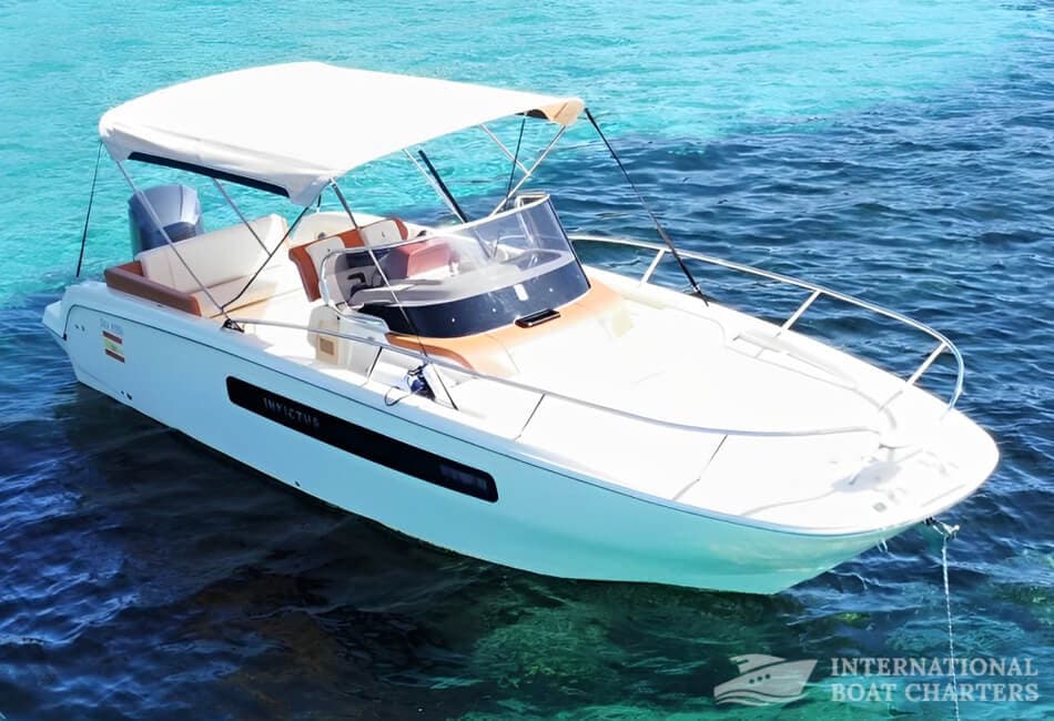 28-FOOT INVICTUS 270CX CAPOFORTE MOTORBOAT photo highlight 1