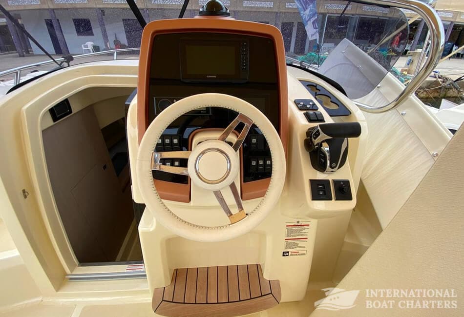 28-FOOT INVICTUS 270CX CAPOFORTE MOTORBOAT photo highlight 3