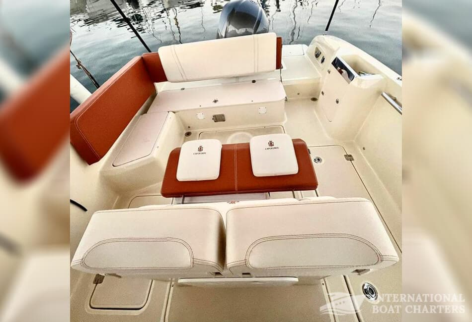 28-FOOT INVICTUS 270CX CAPOFORTE MOTORBOAT photo highlight 2
