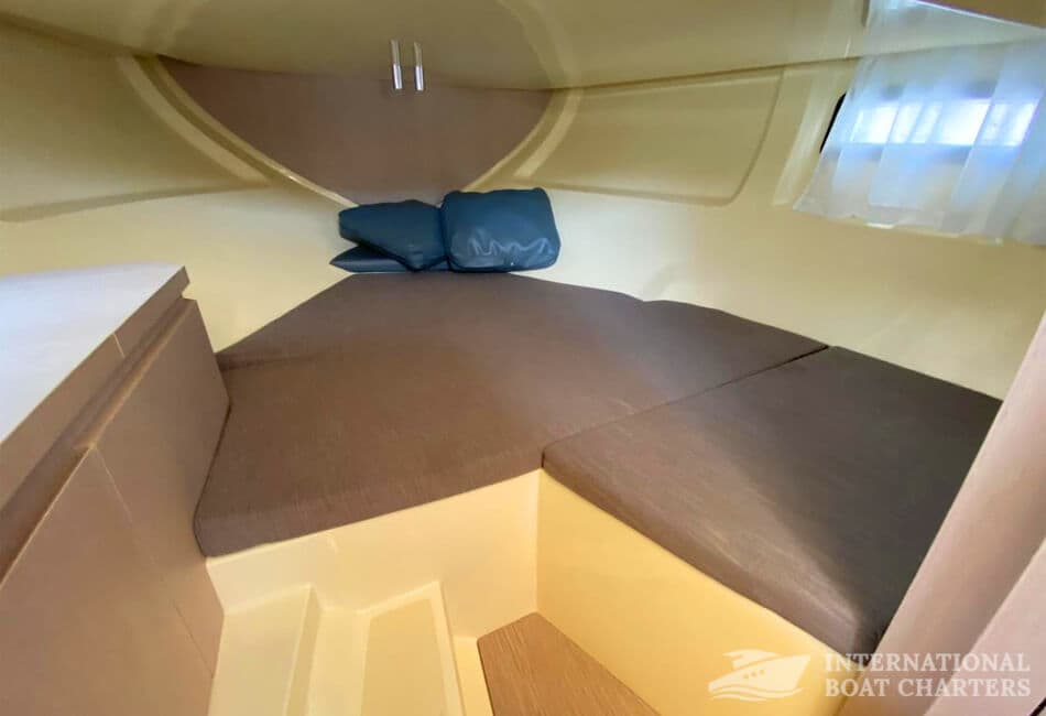 28-FOOT INVICTUS 270CX CAPOFORTE MOTORBOAT photo highlight 4