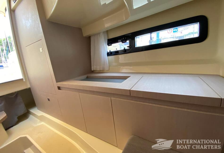 28-FOOT INVICTUS 270CX CAPOFORTE MOTORBOAT photo highlight 5