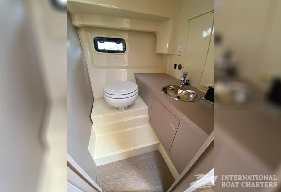 28-FOOT INVICTUS 270CX CAPOFORTE MOTORBOAT photo highlight 6