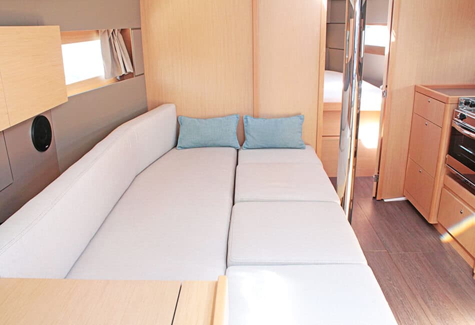 38.1 ft Oceanis Under Pressure photo highlight 11