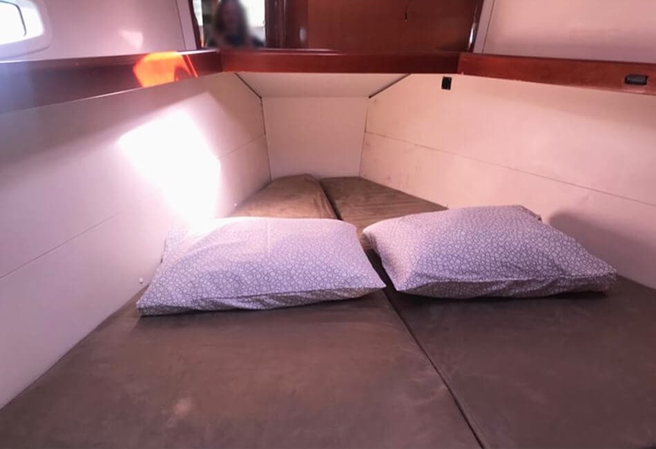 38.8 Ft Oceanis 40 Sailing Yacht XCH-2011 photo highlight 10