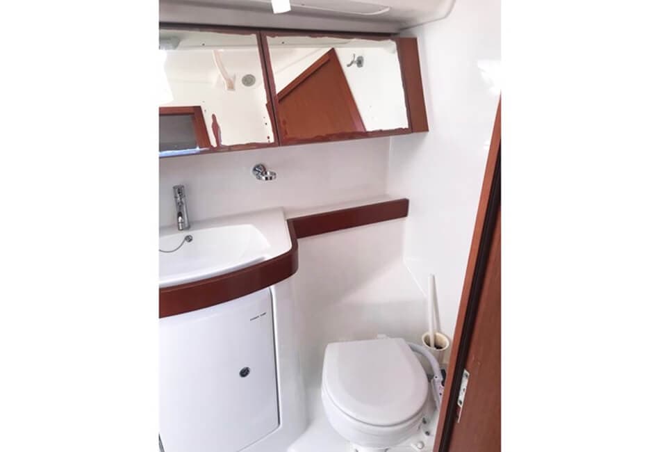 38.8 Ft Oceanis 40 Sailing Yacht XCH-2011 photo highlight 9