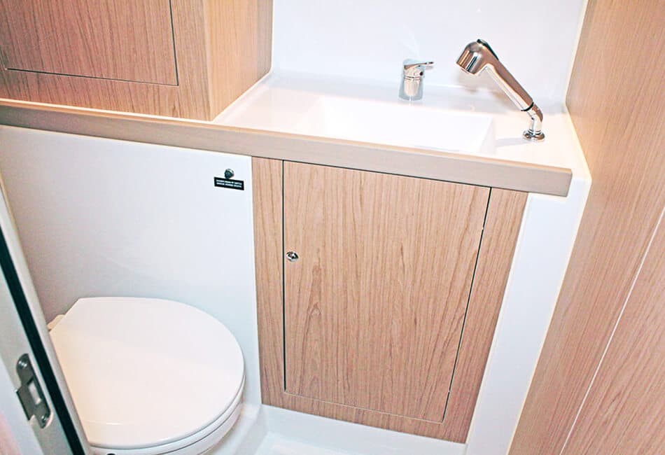 41.1 ft Oceanis Oasis photo highlight 4