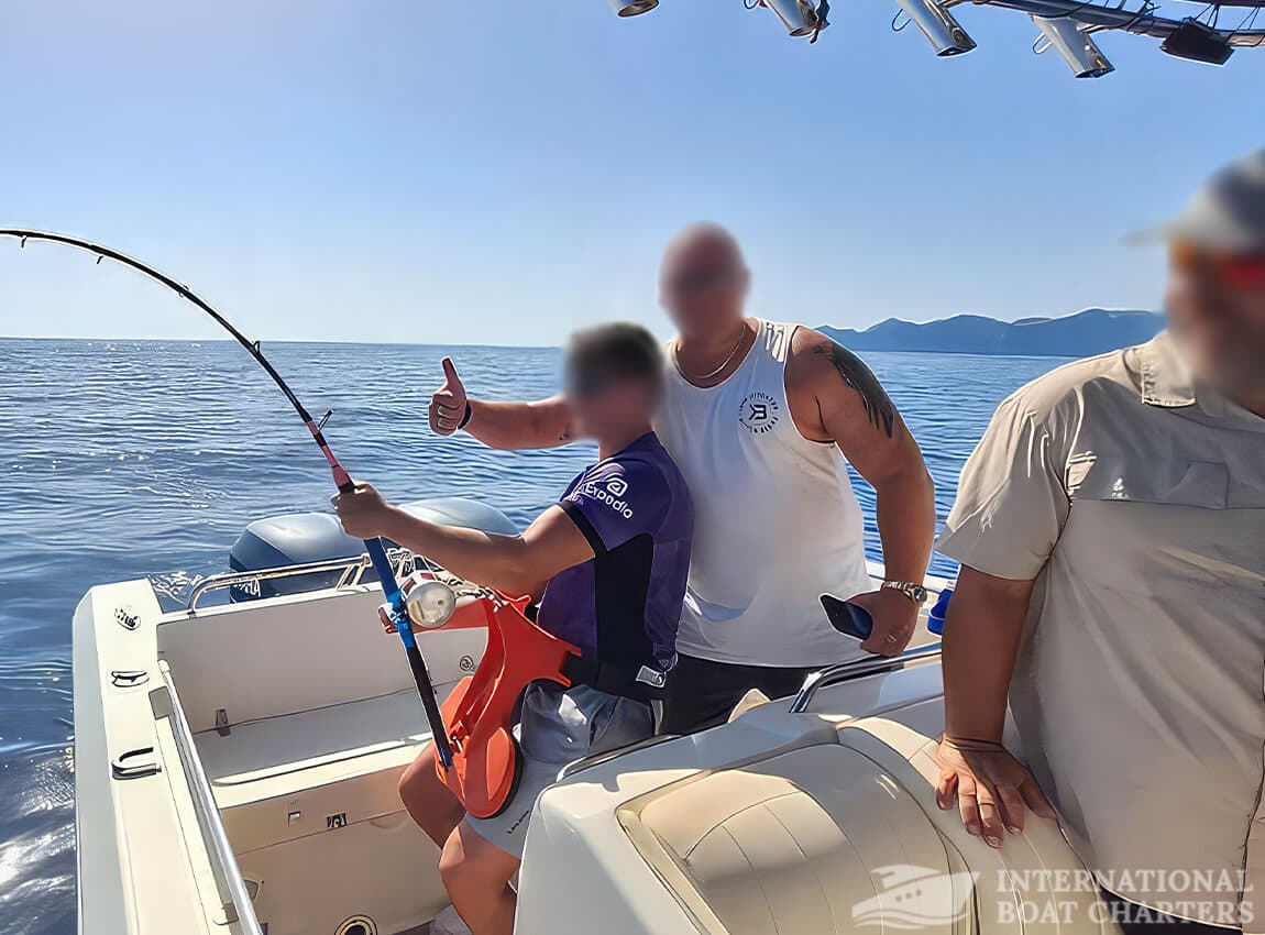 29.5-Foot/9m White Shark 285 Motorboat photo highlight 11