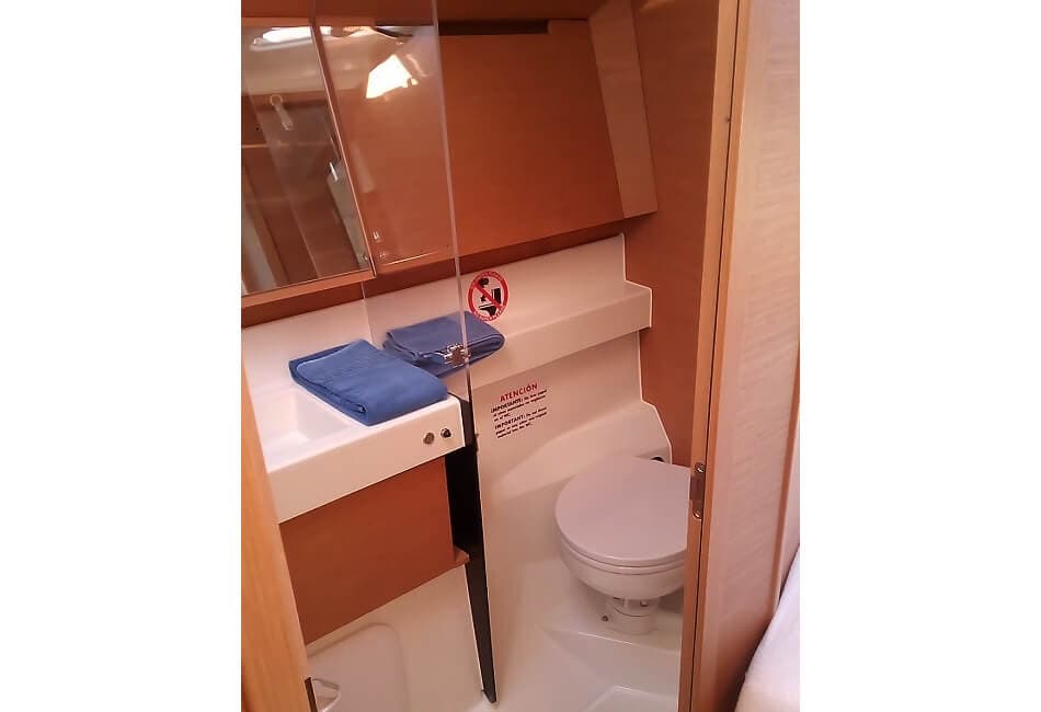 40.5 Ft Jeanneau Sun Odyssey 410 photo highlight 11
