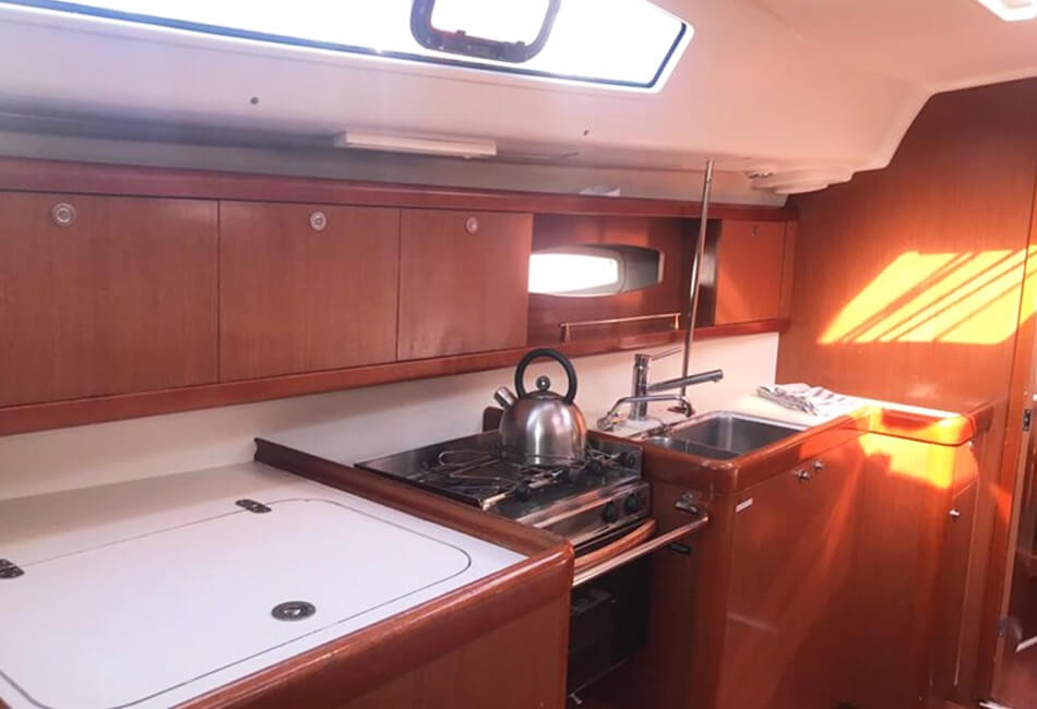 38.8 Ft Oceanis 40 Sailing Yacht XCH-2011